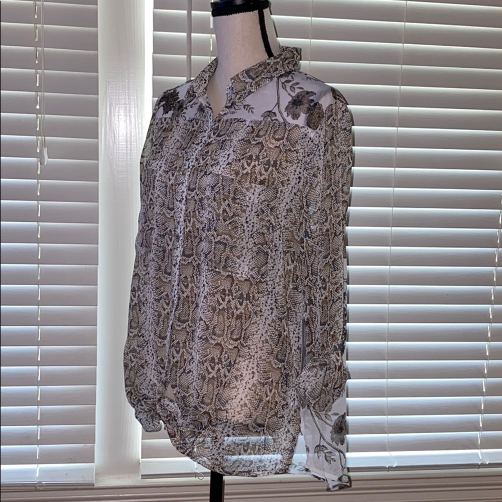 ❤️NWT Floral and Snakeskin, button down top